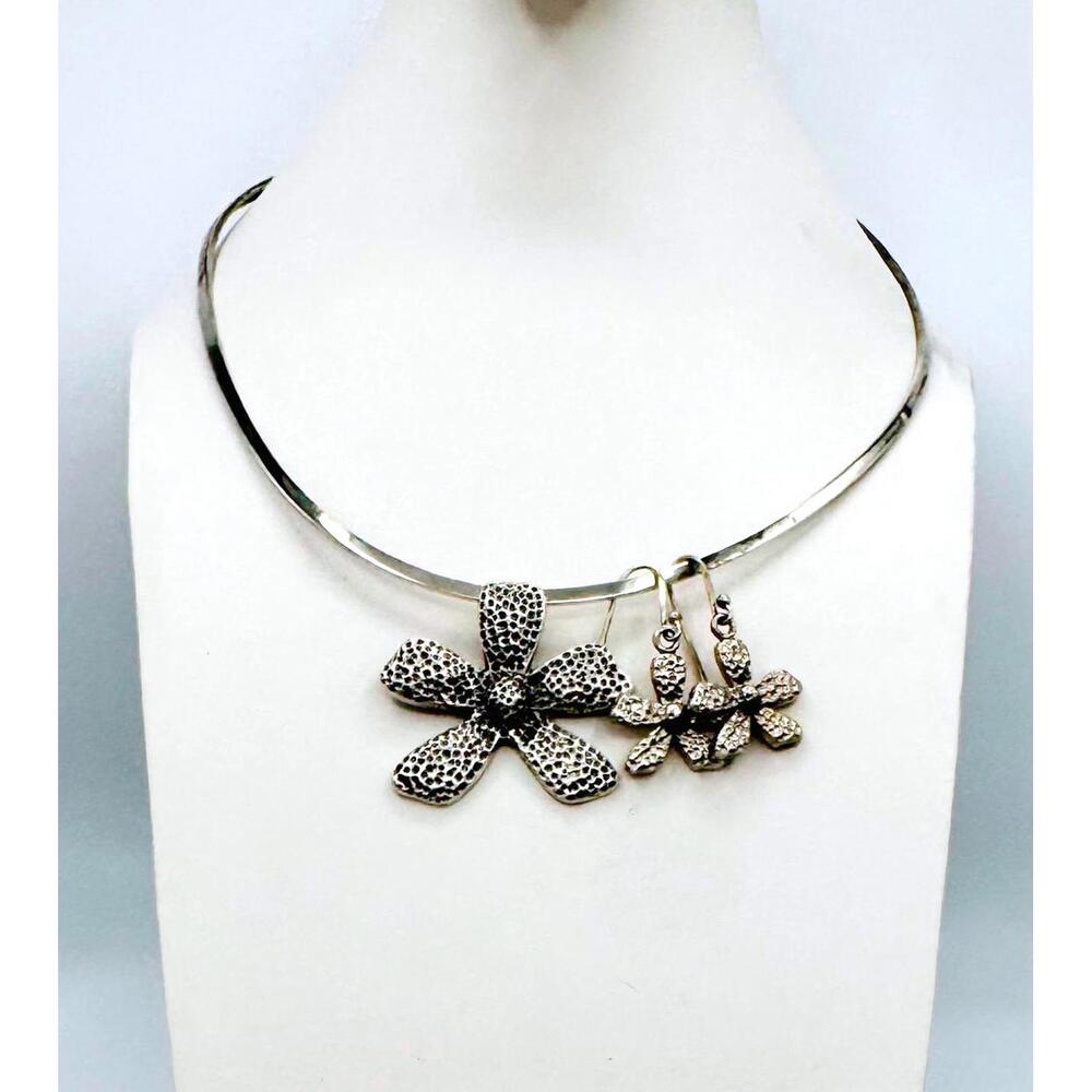 Spilada 925 Silver Daisy Pendant Choker and earrings